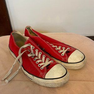 Red low top Converse Chuck Taylor, Men 9/Women 11